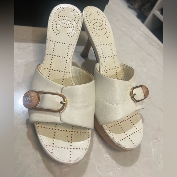 Chanel beautiful InterlockingCC Logo Sandals  size 7 in EUC with box - Picture 2 of 10